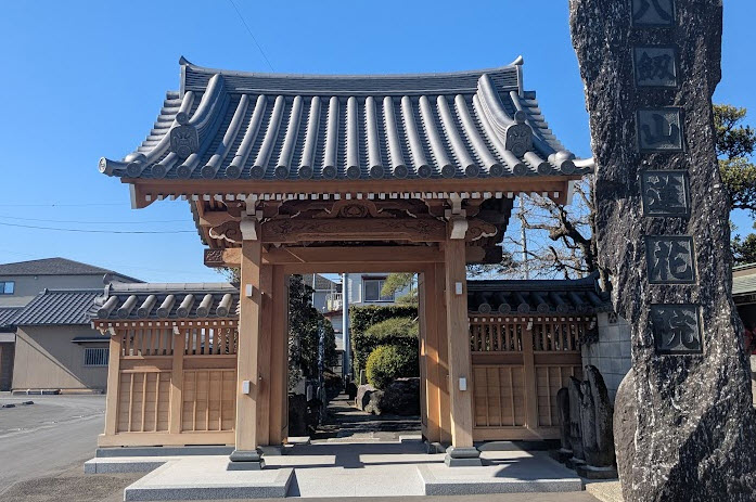 御正門 - 八剱山蓮花院の石碑が刻まれた重要な建造物