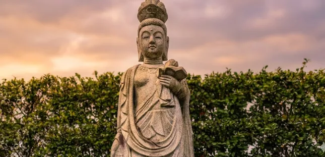 観音菩薩像 - 慈悲の象徴として多くの参拝者を迎える